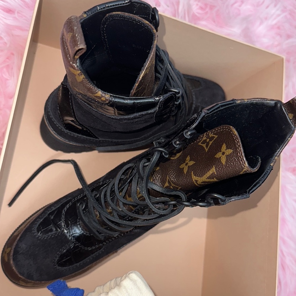 Laureate platform desert boot